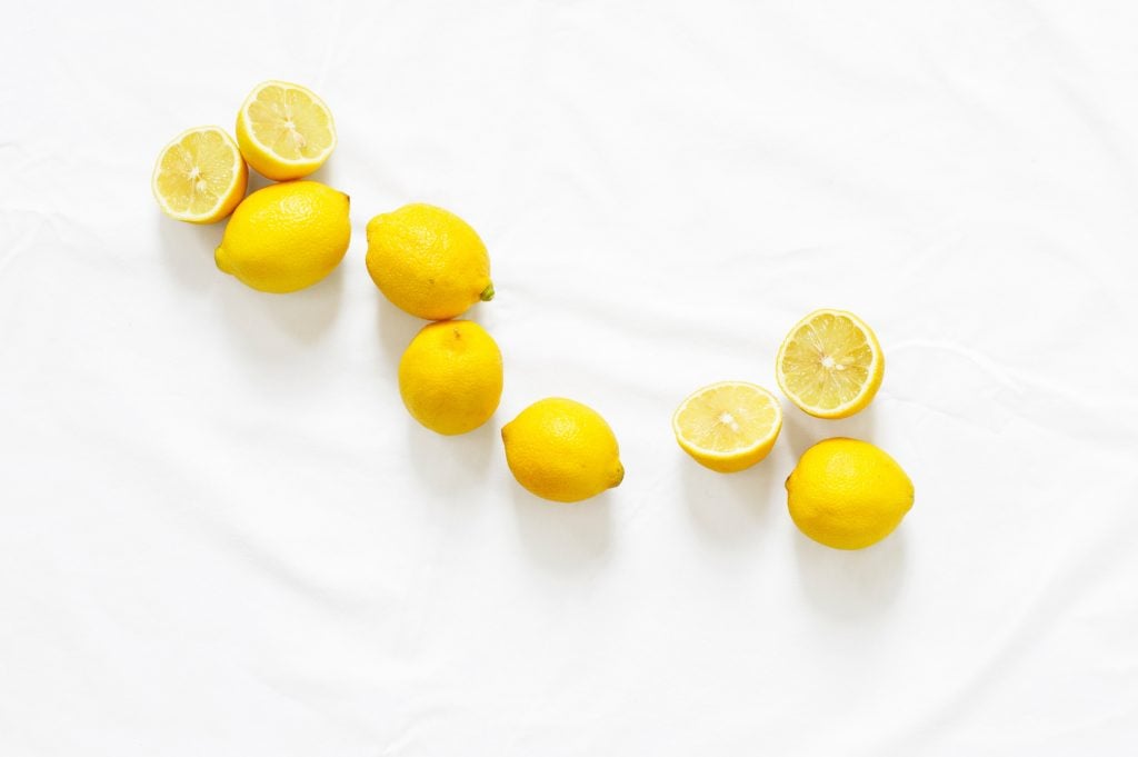il-limone-mette-acidità-al-marmo