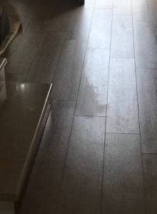 Cómo limpiar el suelo porcelánico de imitación madera