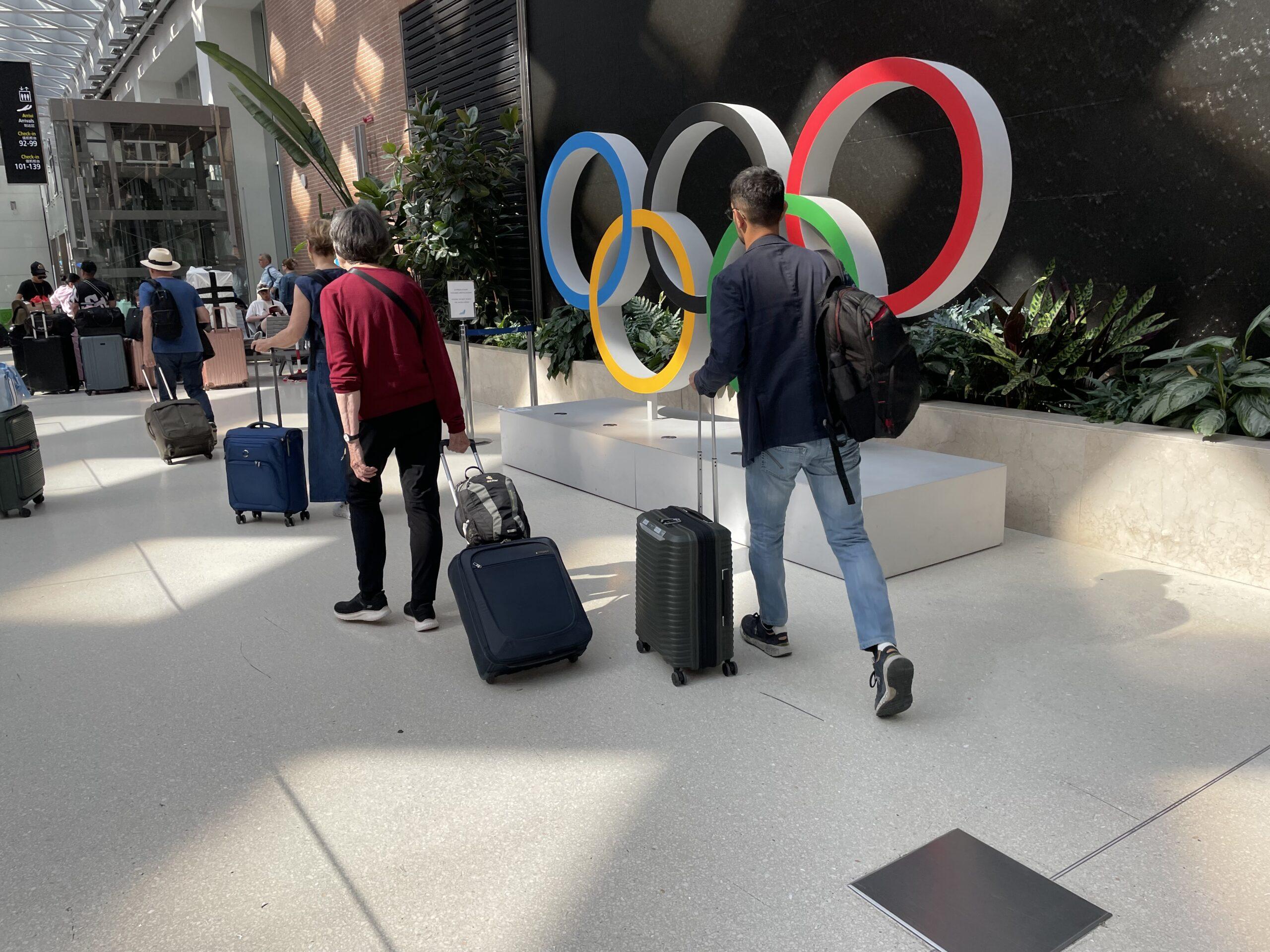 Stark frequentierter Terrazzoboden (Betonwerkstein) in einer Flughafen-Halle mit Passagieren. Professioneller Fleckschutz und Imprägnierung mit Fila Solutions MP90 ECO XTREME.